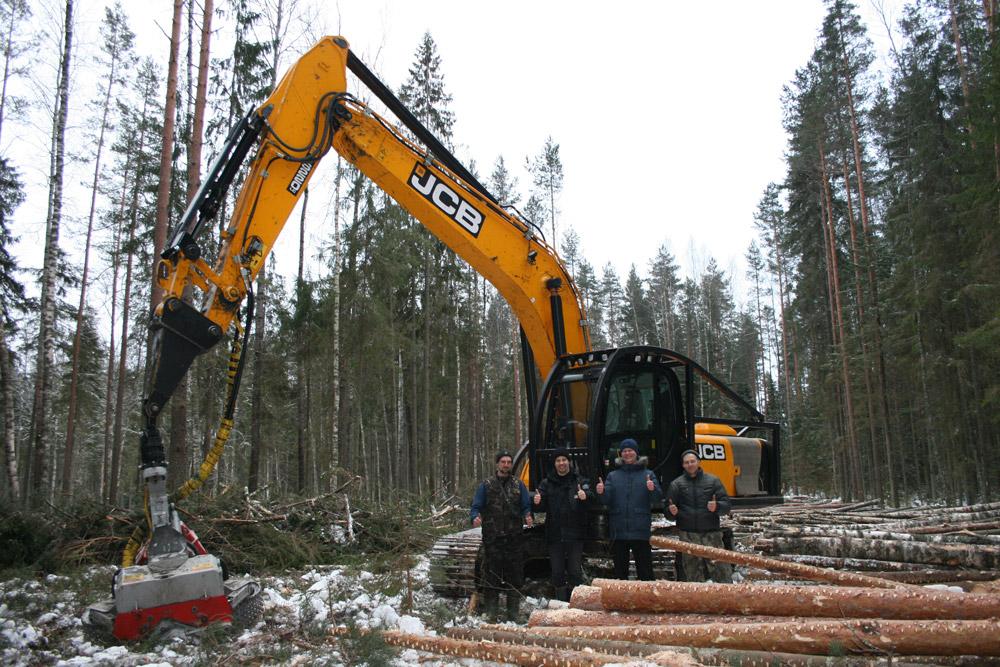 Харвестер на базе экскаватора JCB JS 220 LC на лесозаготовке в Тверской области