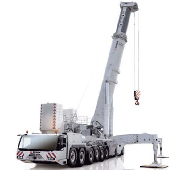 Внедорожный кран Terex Demag AC 1000 поднимает колонну силовой установки в порту