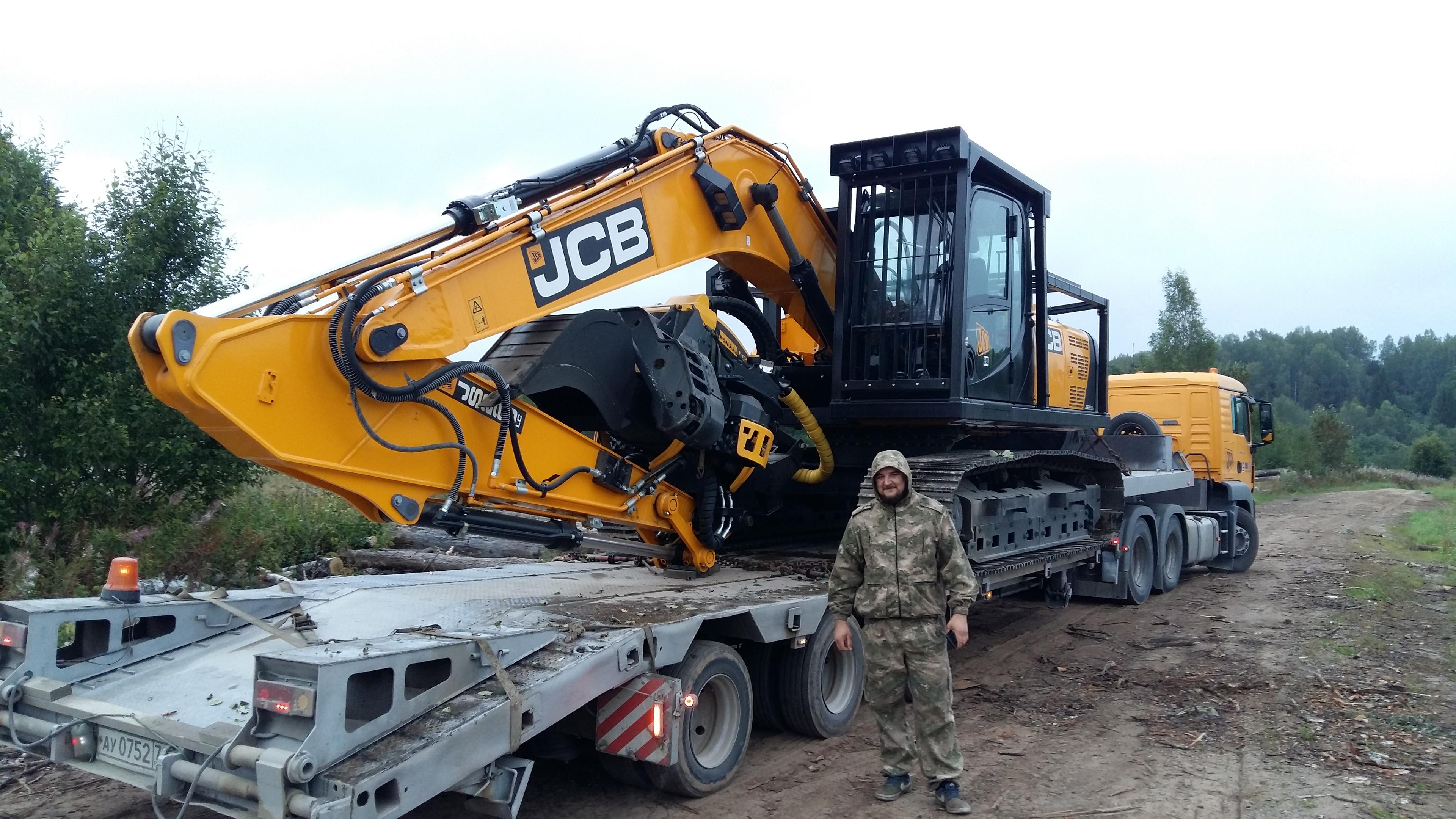 Экскаватор JCB JS 220 LC с харвестерной головкой Ponsse H7 на лесозаготовке в Новгородской области