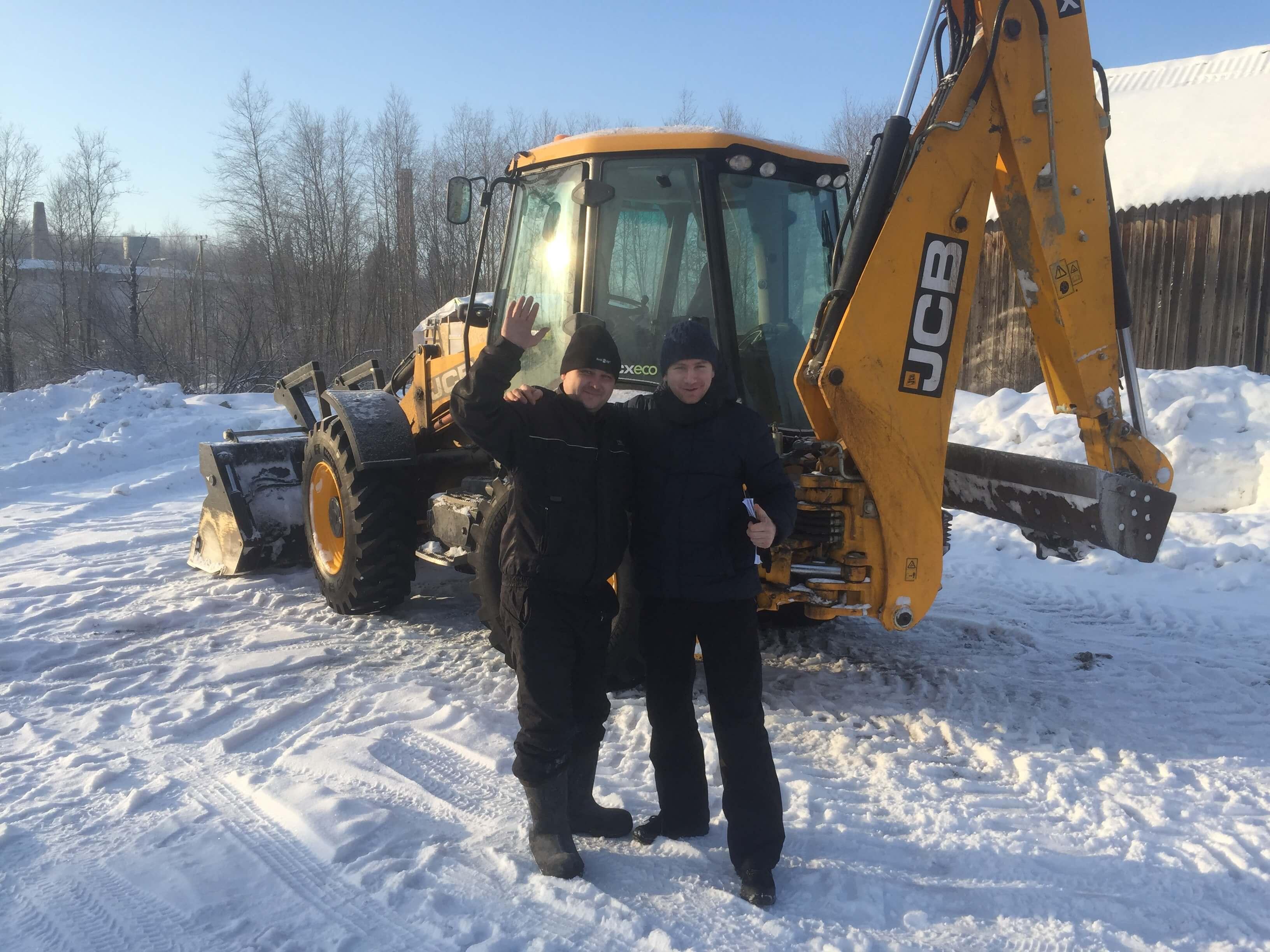 Техника JCB выполняет работы по демонтажу заброшенного мраморного завода и расчистке территории парка Рускеала в Карелии