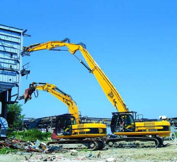 Новая модель гусеничного экскаватора JCB JS360 для сноса сооружений.