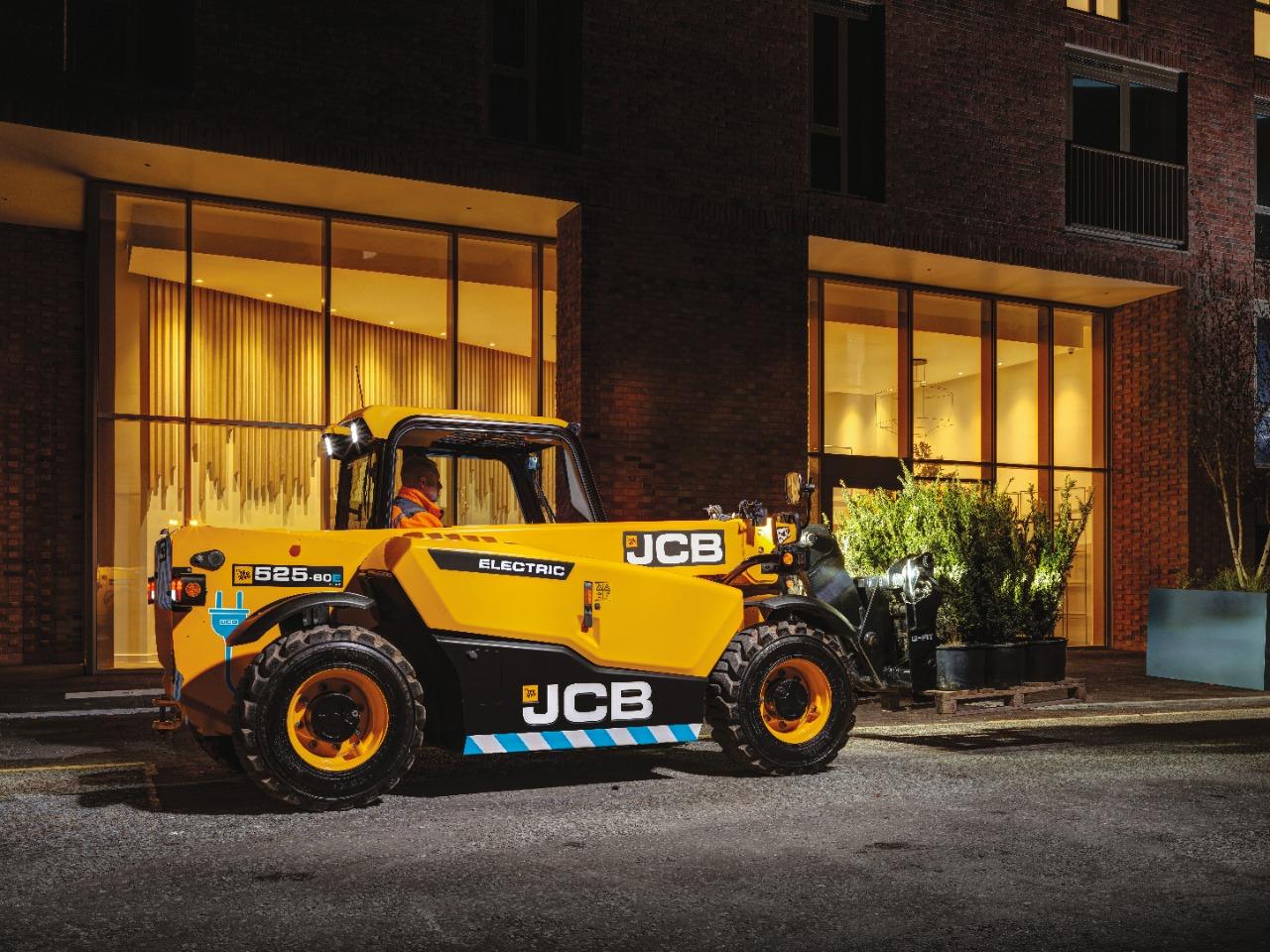 Полностью электрический телескопический погрузчик JCB 525-60E доступен для заказа в России